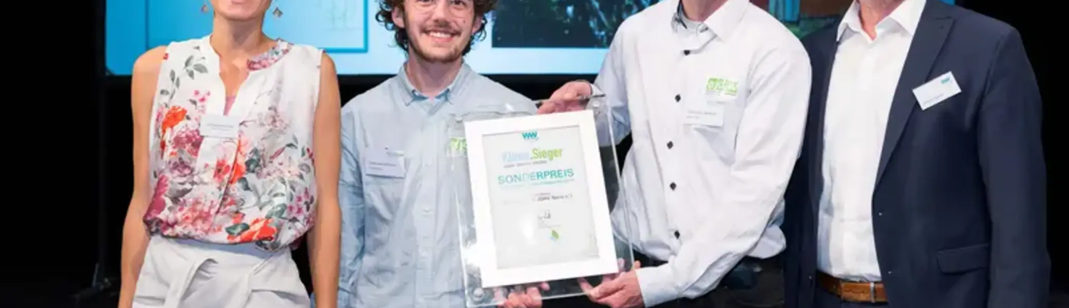Übergabe des Sonderpreis Kommunikation und Engagement  | © Christian Schwier