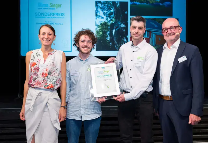 Übergabe des Sonderpreis Kommunikation und Engagement  | © Christian Schwier/Westfalen Weser Energie GmbH & Co. KG 