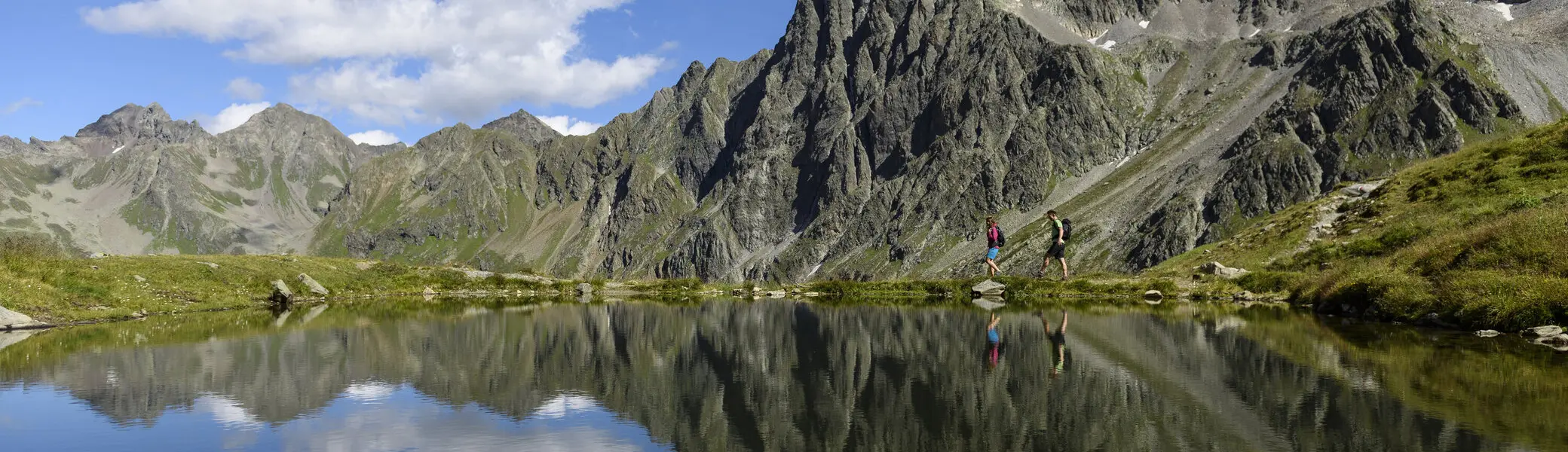 Wandern an einem Bergsee | © DAV/Wolfgang Ehn